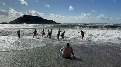 Mersin’de Soğuğa Meydan Okuyan Yeni Yıl Geleneği!